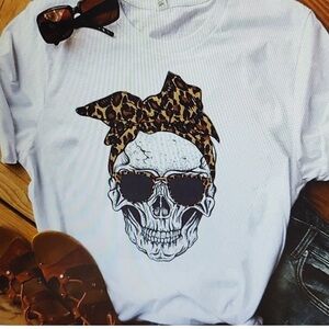 NWT LARGE LEOPARD SKULL SHORT SLEEVE GRAPHIC TEE WHITE